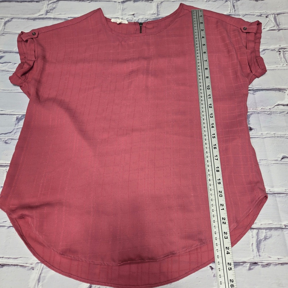 Maurices Womens XS Mauve Pink Textured Grid Blouse‎ Short Sleeve Zip Back Top - Picture 9 of 10